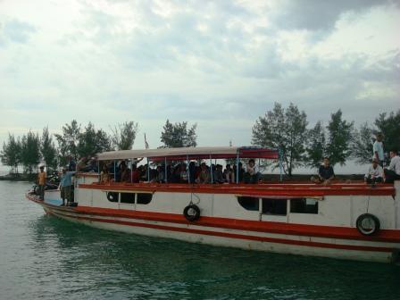 Kapal penyeberangan umum pulau Tidung siap berangkat jam 7 pagi ke Jakarta